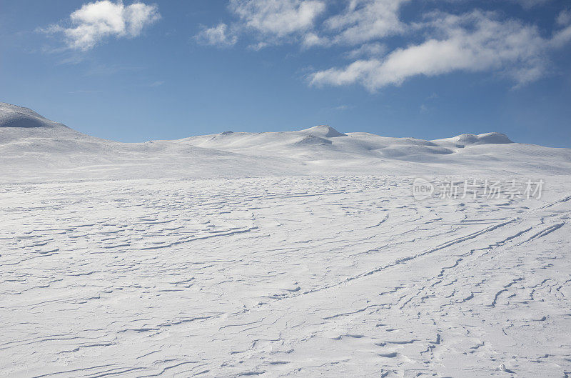 白雪覆盖的高山高原上的滑雪道