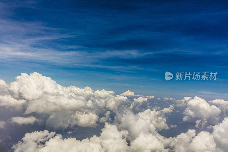 在巴拿马上空，一幅从飞机窗口拍摄的云图。