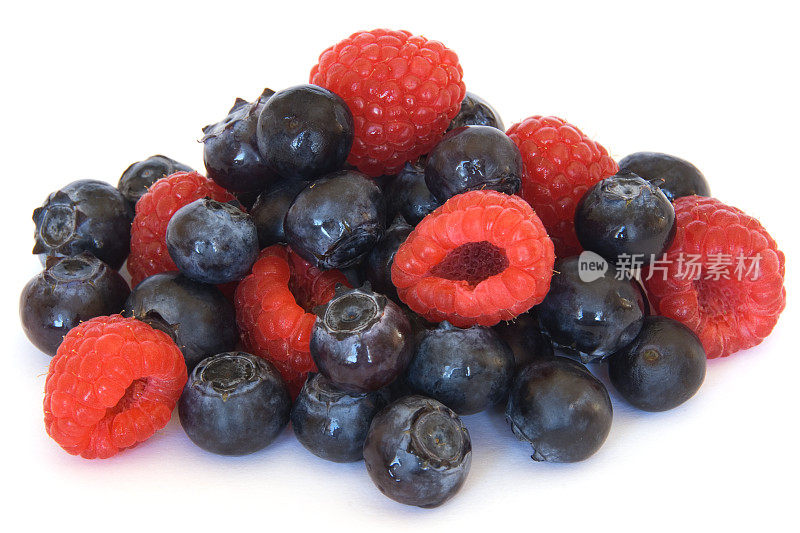 混合浆果——覆盆子和蓝莓配白色