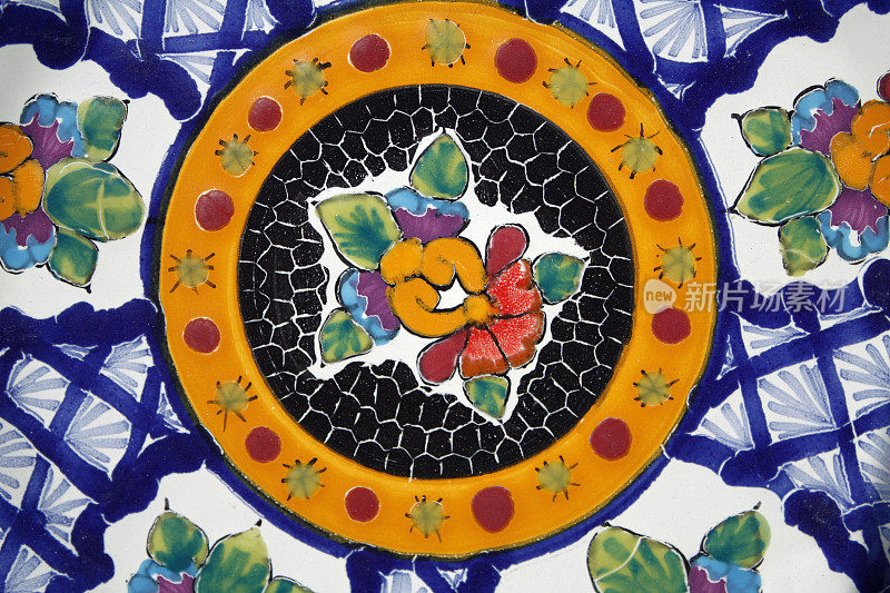 墨西哥跳蚤市场大量生产带有民俗画的盘子