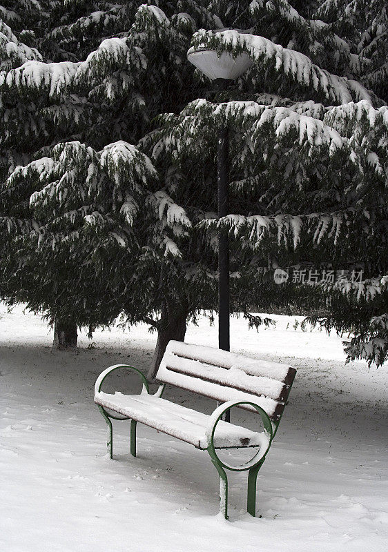 冰雪覆盖的长椅上