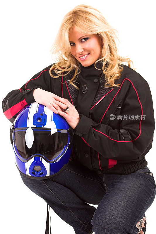 年轻漂亮的女人，穿着摩托车制服