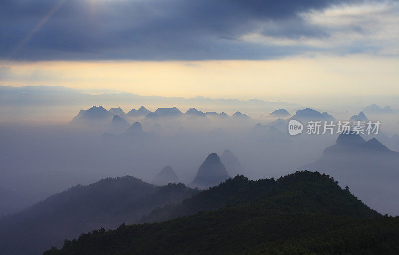 雾围绕着山峰和山丘，中国桂林