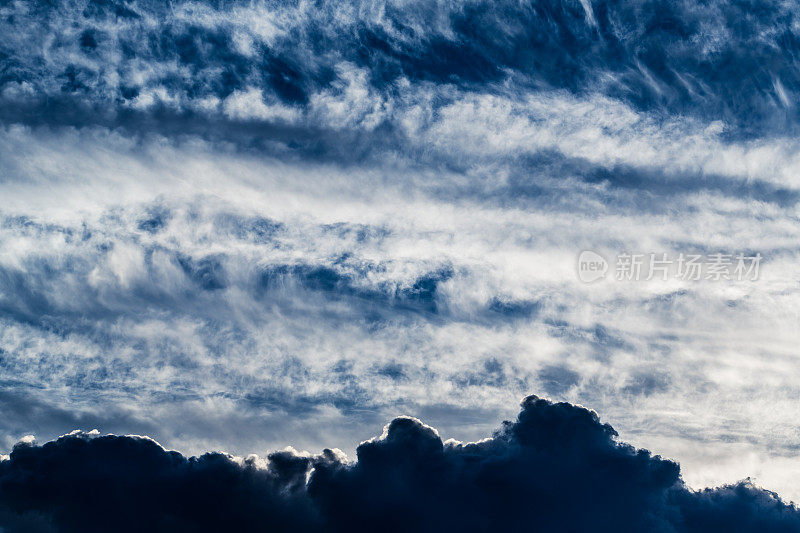 黎明戏剧性的cloudscape
