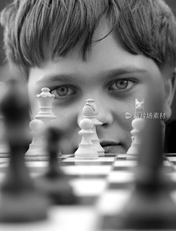 男孩下棋