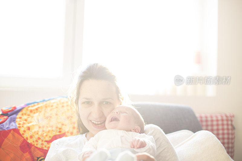 母亲抱着可爱的新生婴儿的特写镜头