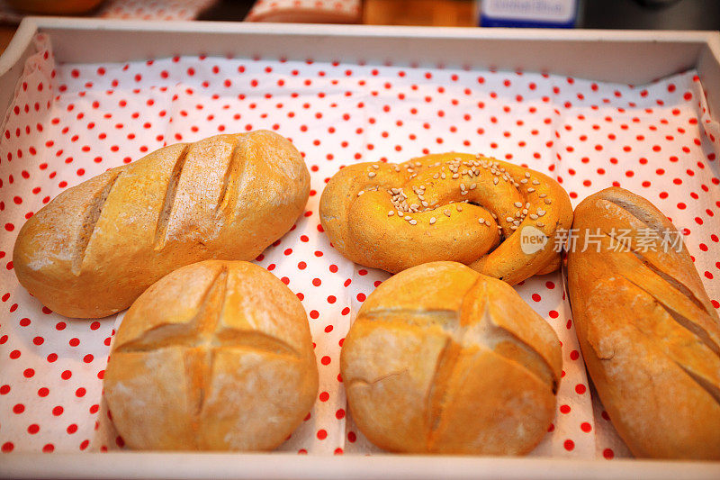 托盘上有红点的白面包和小圆面包