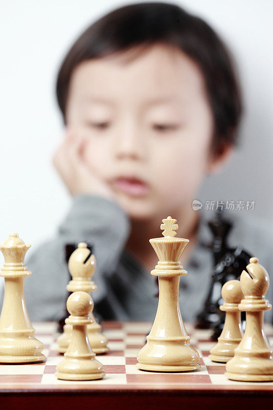 孩子在下棋