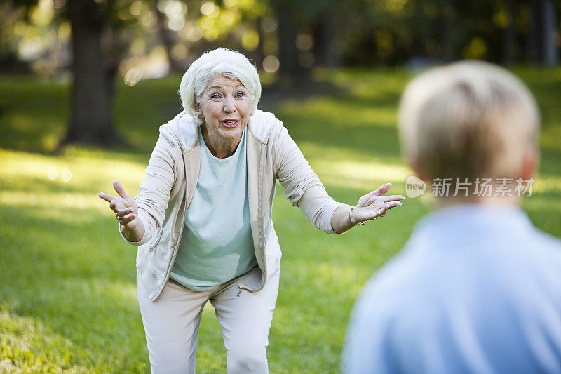 祖母张开双臂欢迎孙子