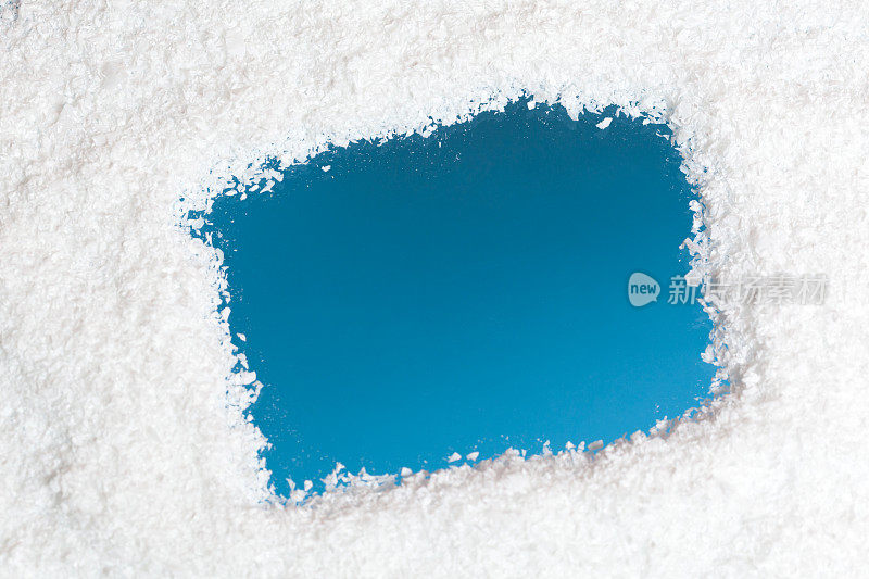 蓝色窗户和人造雪
