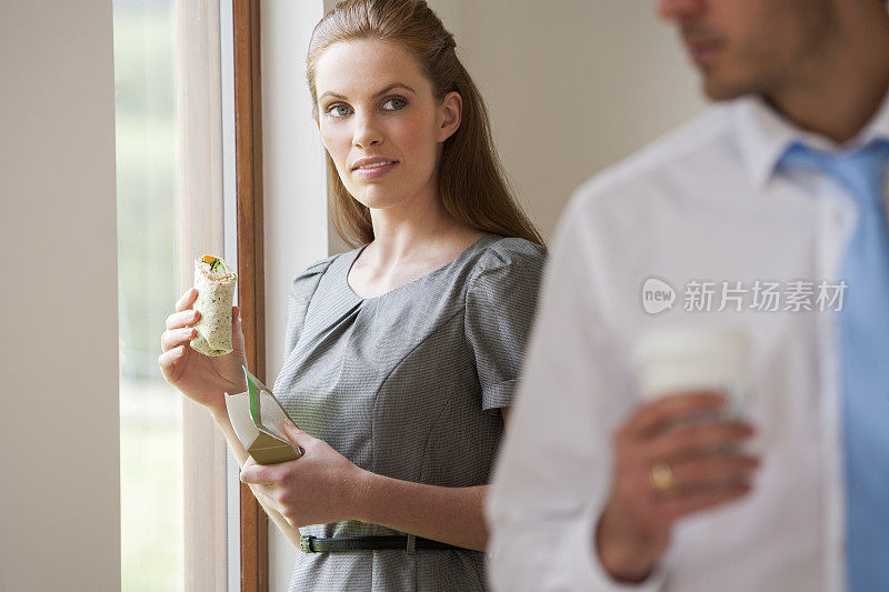 女商人正在吃午饭