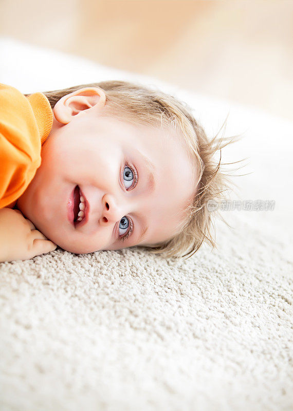 小男孩在地毯上休息