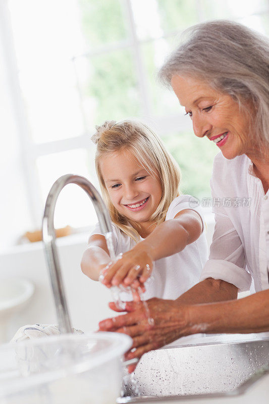 小女孩和奶奶一起洗手