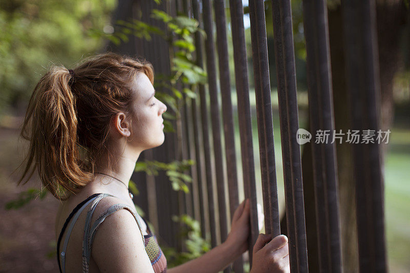 女孩在森林里举着栅栏