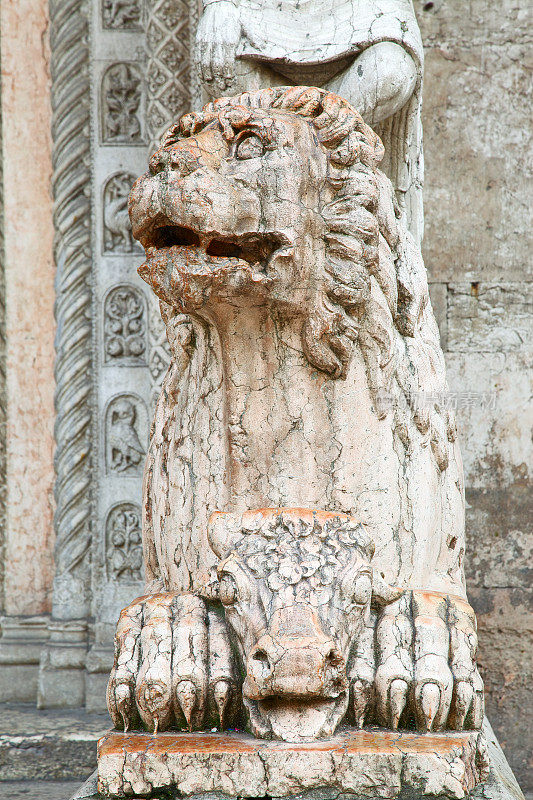 狮子和老人雕像。费拉拉大教堂的细节。意大利。