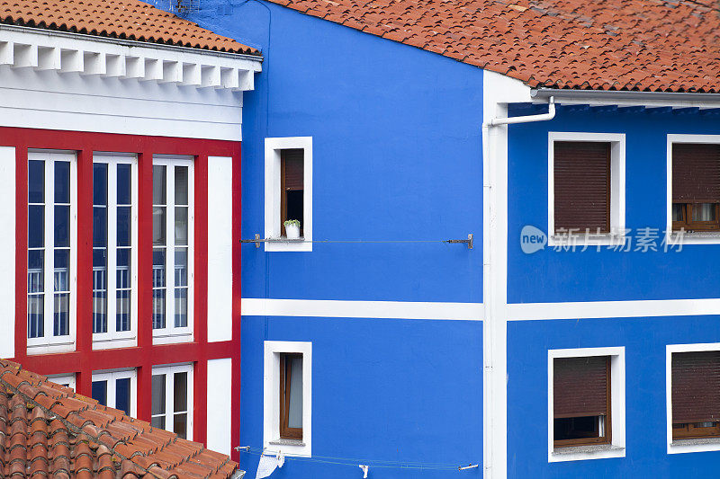 西班牙阿斯图里亚斯的Cudillero彩色房屋。