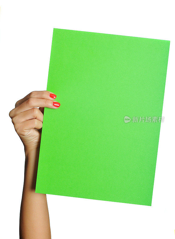 女人拿着绿色纸板在孤立的白色背景