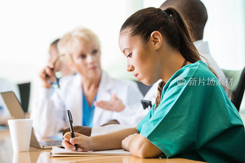 护士或医疗实习生在会议期间填写病历