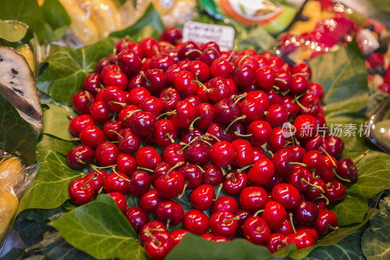西班牙巴塞罗那著名的boqueria市场的红樱桃