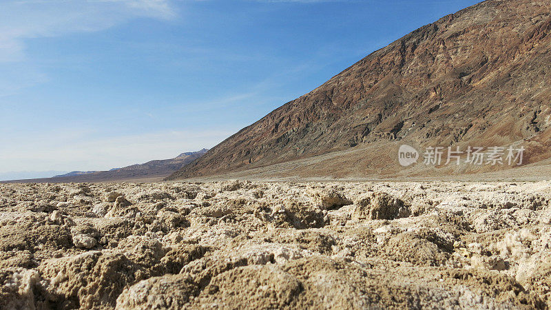 加州死亡谷国家公园的恶水盆地盐滩景观