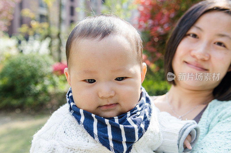 年轻的妈妈和她可爱的宝宝