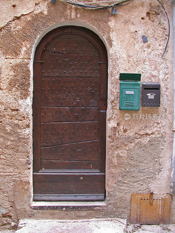 普罗旺斯的一扇旧门