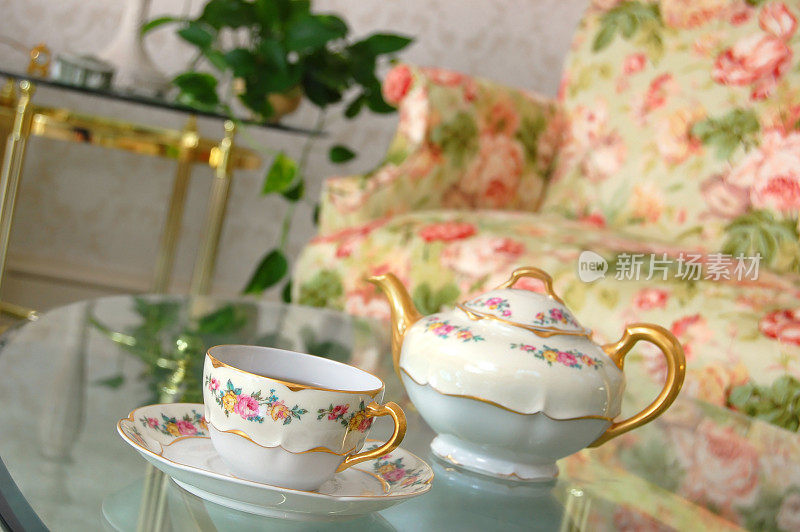 古董茶杯和茶壶