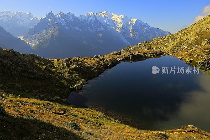 法国阿尔卑斯山夏蒙尼的勃朗峰，田园诗般的切舍里湖倒影
