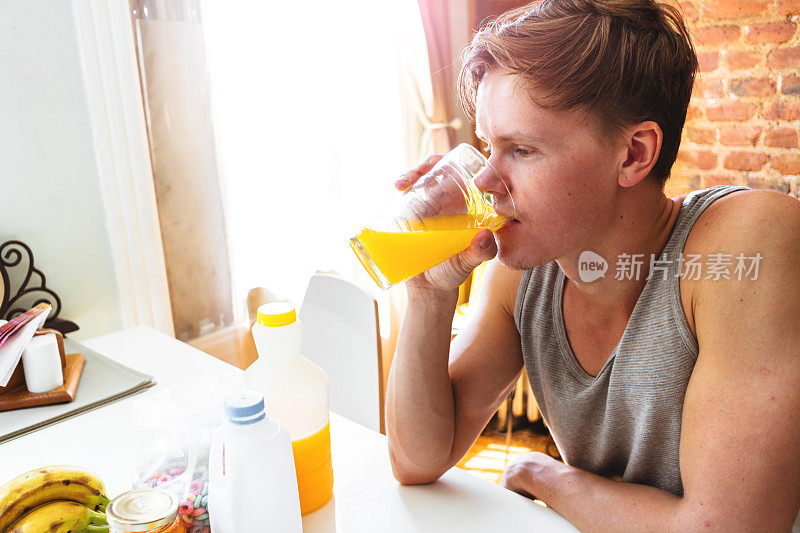 一个用橙汁做早餐的人