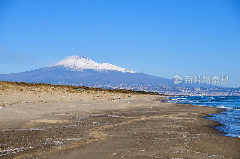 埃特纳山顶有雪