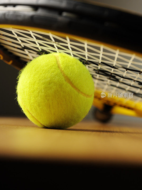 黄色的网球和球拍