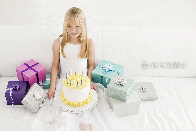 小女孩的生日蛋糕和礼物