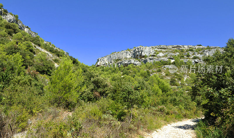 鲁伯隆:Fontaine-de-Vaucluse和Gordes之间的乡村