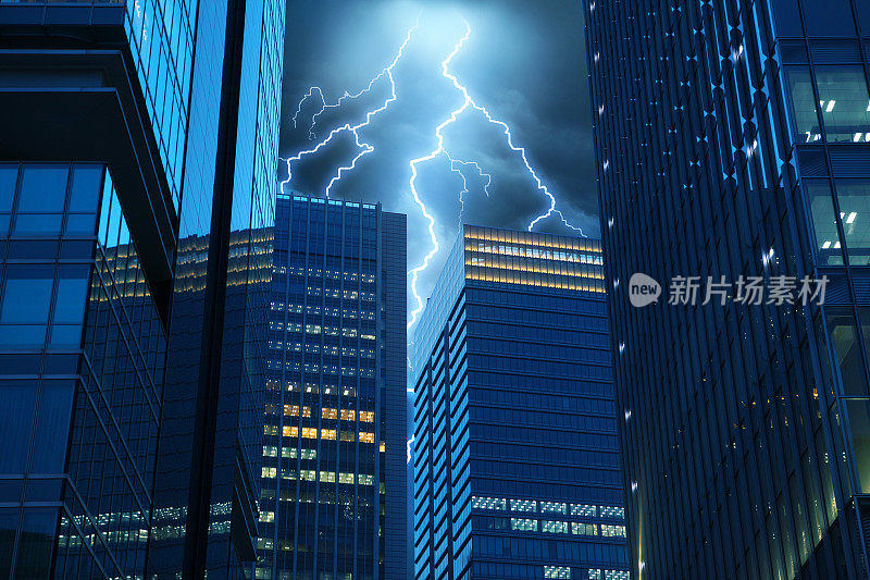 雷雨期间，城市摩天大楼上空的闪电