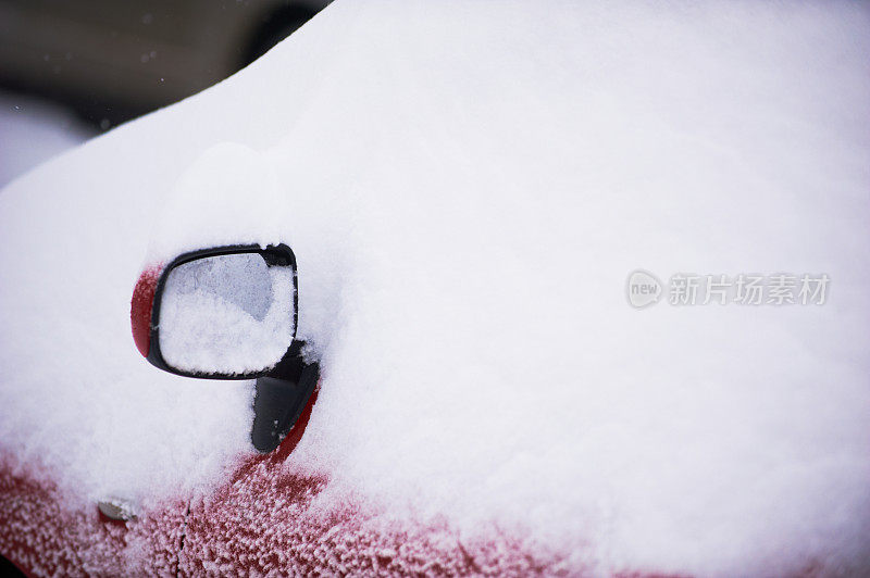 深雪下的汽车