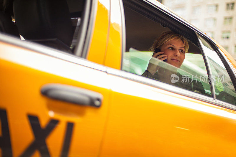 在一辆黄色出租车里的女商人