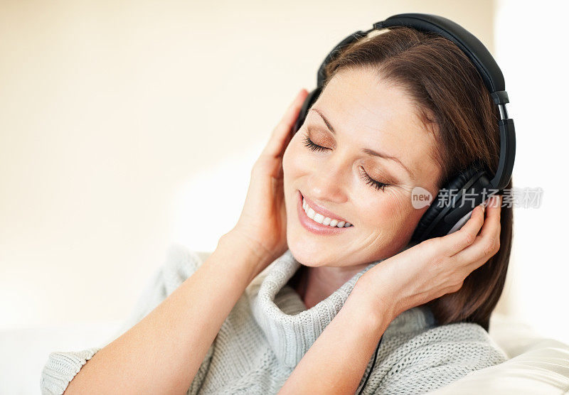 快乐的女人听着音乐