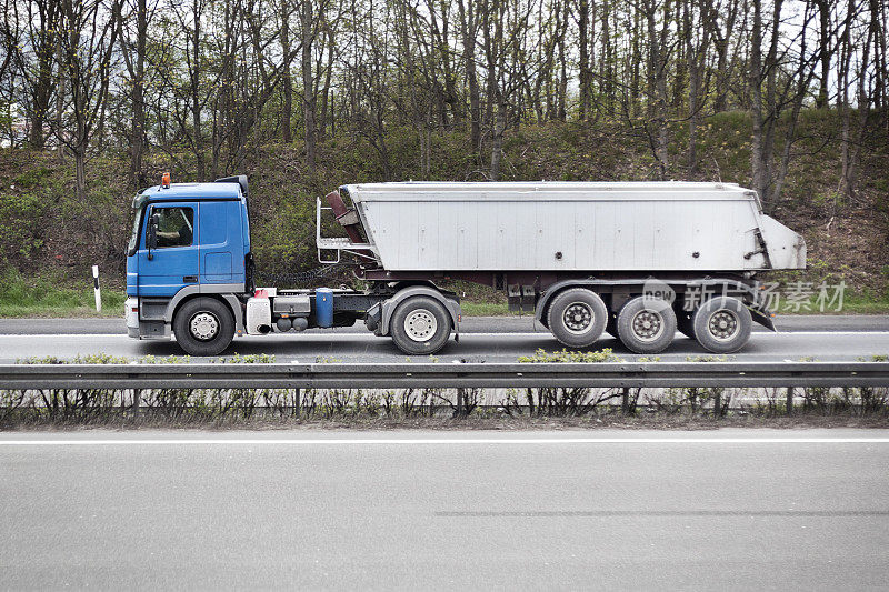 高速公路上的自卸卡车