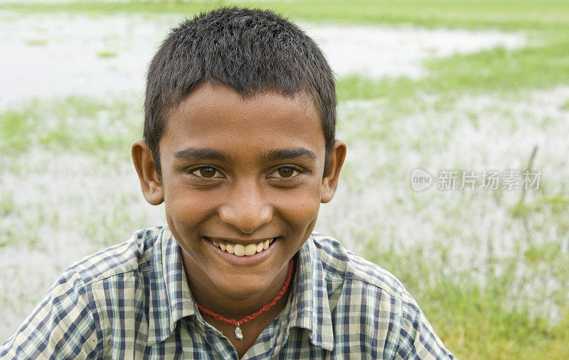 微笑的印度男孩