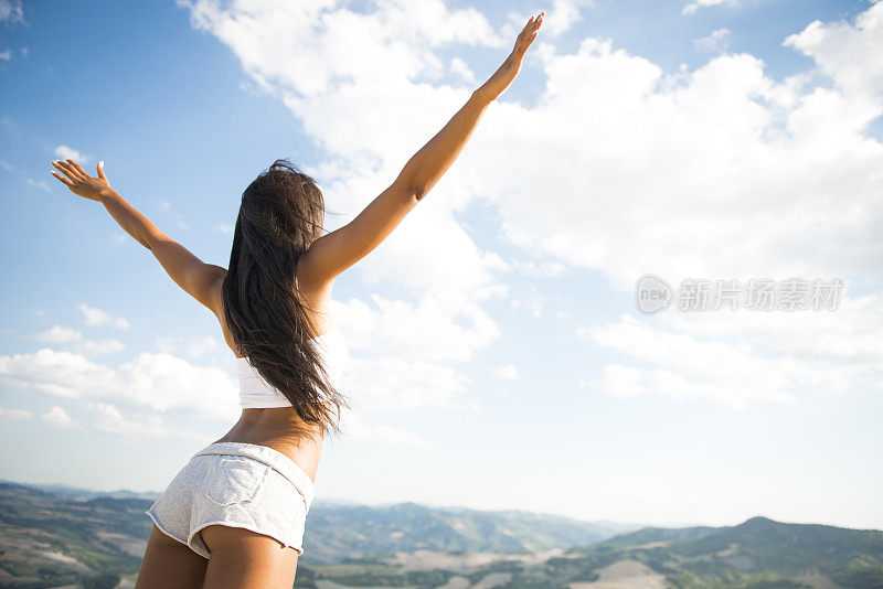 山顶上的年轻意大利女人