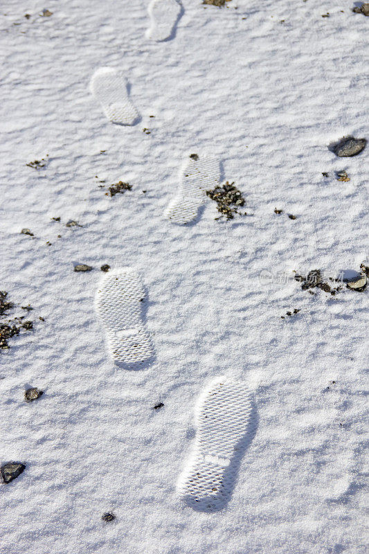 雪地里的脚印