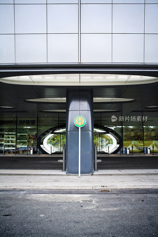 公共汽车站和一个现代化购物中心的入口