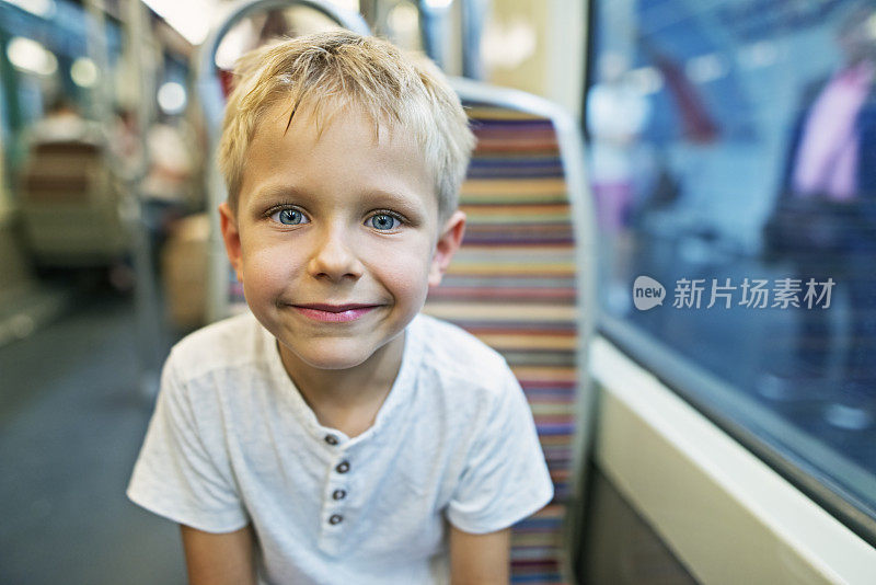 巴黎地铁里小男孩的肖像