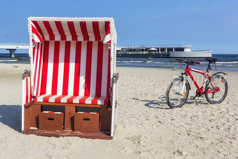 波兰Kolobrzeg海滩上的篮子和自行车