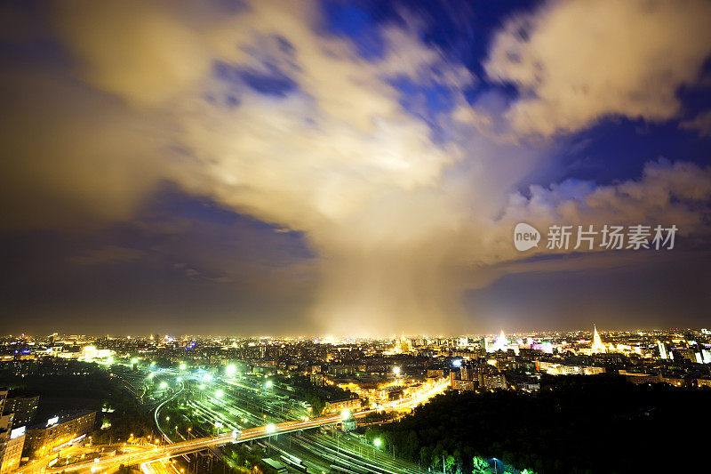 烟花过后，城市上空戏剧性的云景