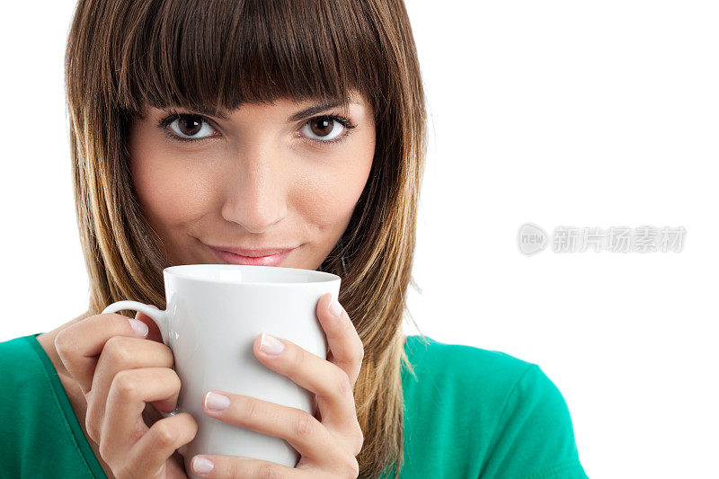 年轻女子正在喝咖啡。特写镜头。
