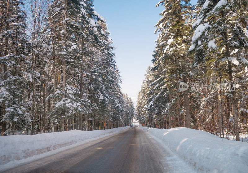 在冰雪覆盖的冬日路上开车