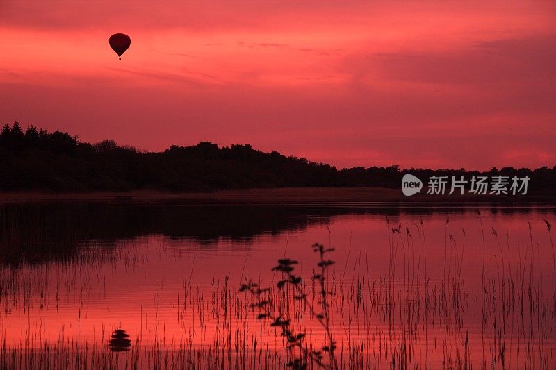 湖边的日落和热气球