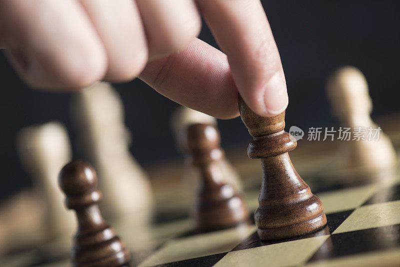 女人下棋