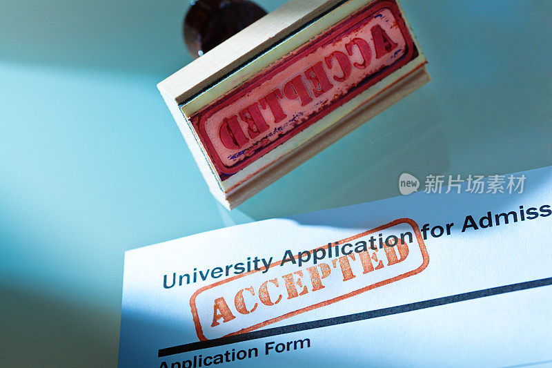 大学申请录取通知书，并加盖公章